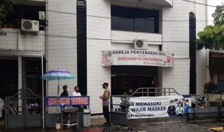 Berikan Rasa Nyaman Beribadah, Personel Poles Majalengka Polda Jabar Lakukan Pengamanan di Gereja 